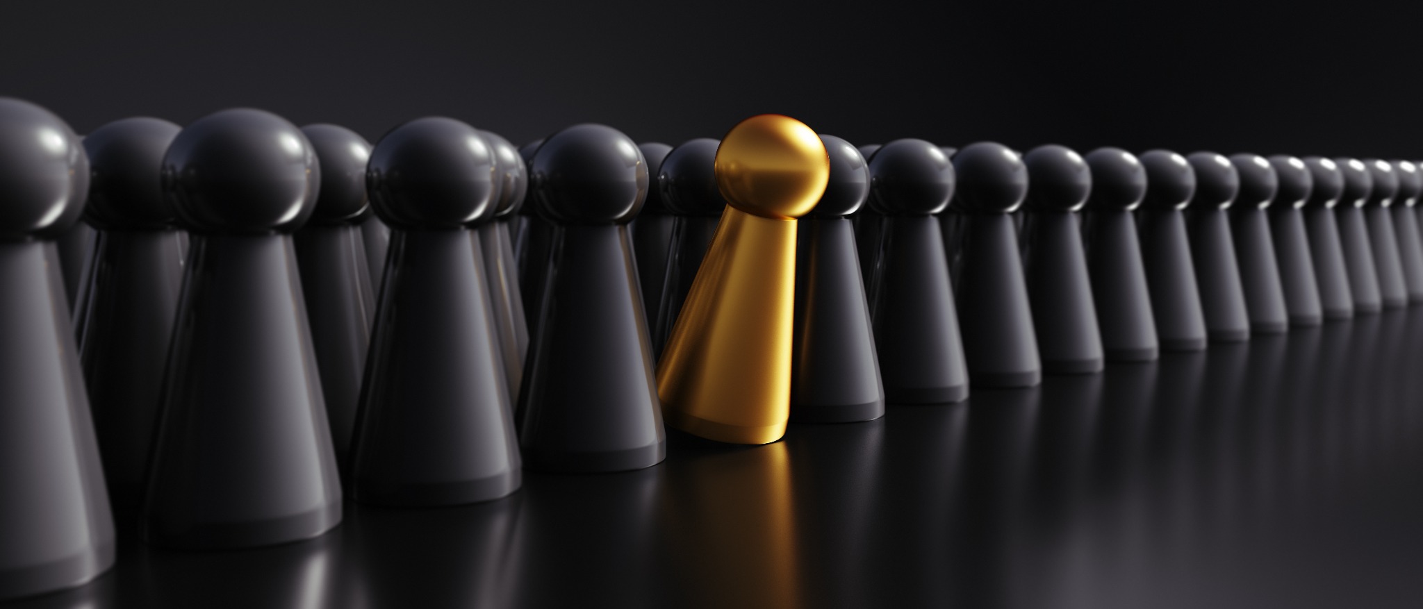 Złota figura pionka szachowego wyróżnia się w rzędzie czarnych pionków na błyszczącej, czarnej powierzchni.