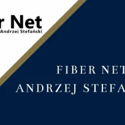 Logo firmy Fiber Net Andrzej Stefański na białym i granatowym tle z ukośną złotą linią.