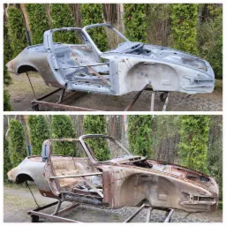 Dwa zdjęcia karoserii klasycznego samochodu typu kabriolet przed i po oczyszczeniu z rdzy i starych powłok, umieszczone na metalowym stojaku na tle zieleni.