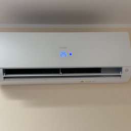 Termferm Klimatyzacje Pompy Ciepła Podhale - Świeżo zamontowana, biała klimatyzacja Haier w jasnym pomieszczeniu, wyświetlacz pokazuje 25 stopni.