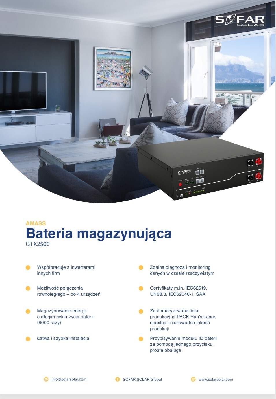 Grafika reklamowa baterii magazynującej AMASS GTX2500 firmy SOFAR SOLAR, prezentowana w stylowym salonie z widokiem na morze, podkreślająca jej nowoczesny design i integrację z domowym otoczeniem.
