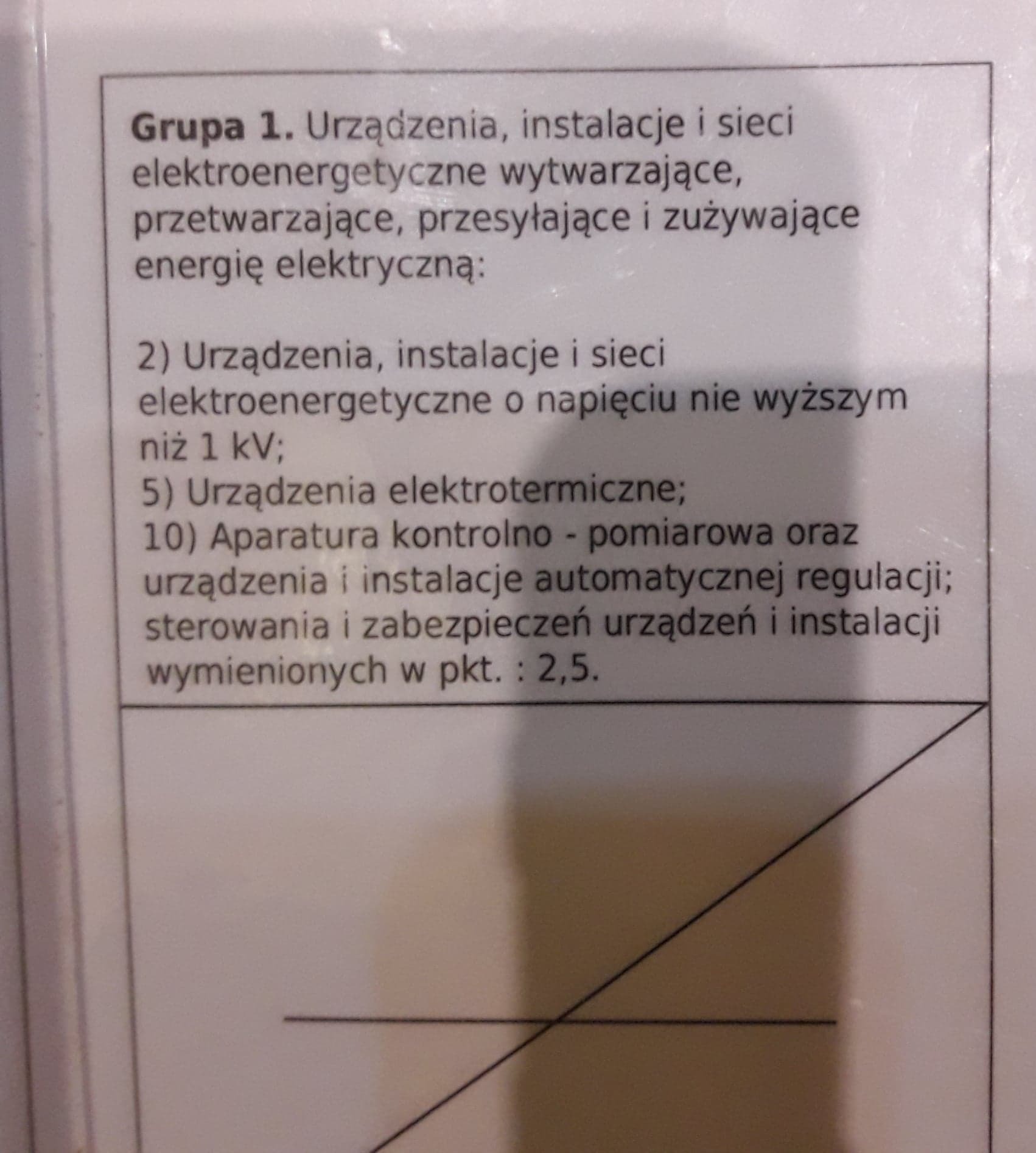 Tekst z wykazem grup urządzeń elektrycznych, instalacji i sieci elektroenergetycznych, wytwarzających, przetwarzających, przesyłających i zużywających energię elektryczną, w tym o napięciu nie...