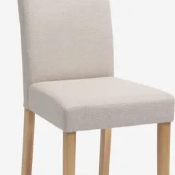 Krzesło z beżową tapicerką i jasnymi drewnianymi nogami, na białym tle. Widok z przodu, oświetlenie studyjne.