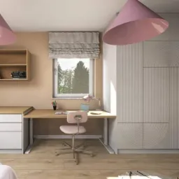 Pokój dziecięcy z biurkiem przy oknie, różowym krzesłem i lampami w kształcie stożków, szafa z dekoracyjnymi żłobieniami.