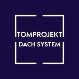 Logo firmy TOMPROJEKT DACH SYSTEM na ciemnoniebieskim tle, otoczone białymi, prostokątnymi nawiasami.
