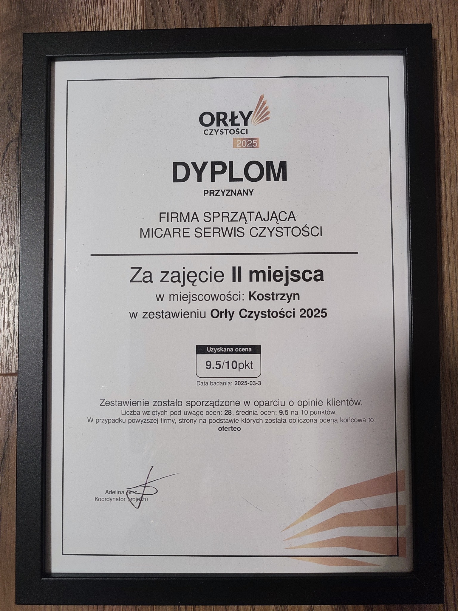 Oprawiony dyplom 'Orły Czystości 2025' dla firmy sprzątającej Micare Serwis Czystości za zajęcie II miejsca w Kostrzynie, z oceną 9.5/10, podpisany przez koordynatora projektu Adelinę Bins.