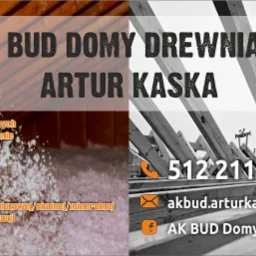 Grafika reklamowa firmy AK BUD Domy Drewniane przedstawia izolację wdmuchiwaną do drewnianej konstrukcji dachu oraz wizualizację szkieletu dachu w czerni i bieli, z numerem telefonu i adresem e-mail.