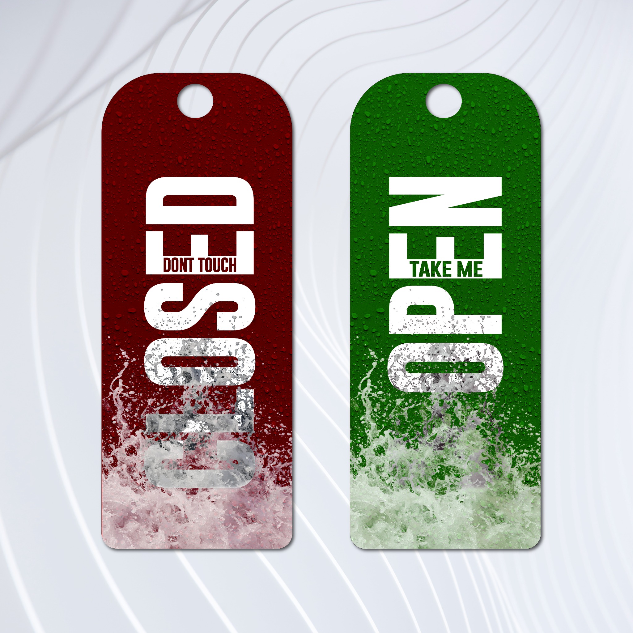 Dwie zawieszki: czerwona z napisem 'CLOSED DON'T TOUCH' i zielona z napisem 'OPEN TAKE ME', z efektem rozpryskującej się wody u dołu, na tle białych linii.
