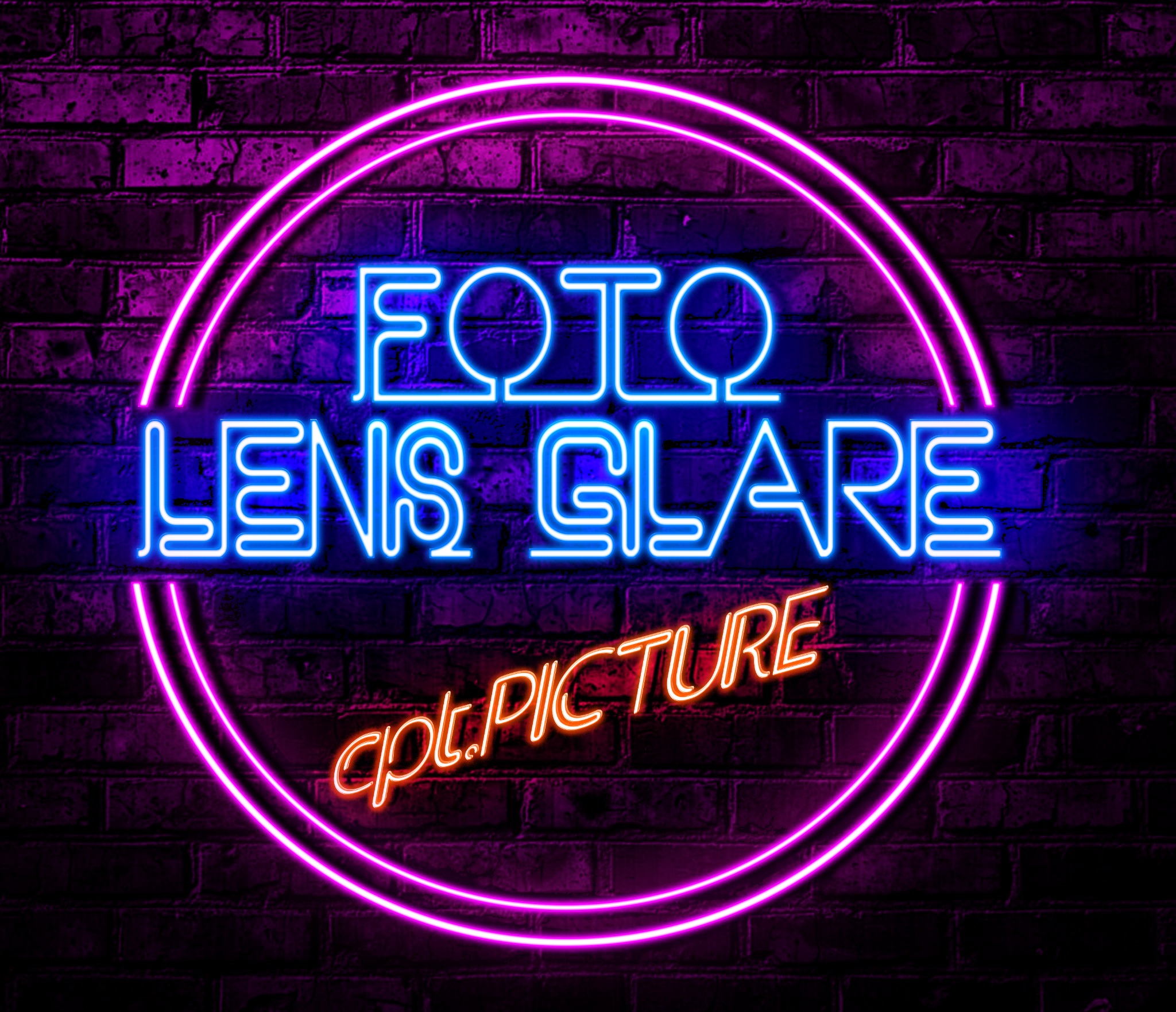 Neonowy napis 'FOTO LENS GLARE cpl.PICTURE' na tle ceglanej ściany w odcieniach fioletu i granatu, otoczony podwójnym neonowym okręgiem w kolorze różowym.