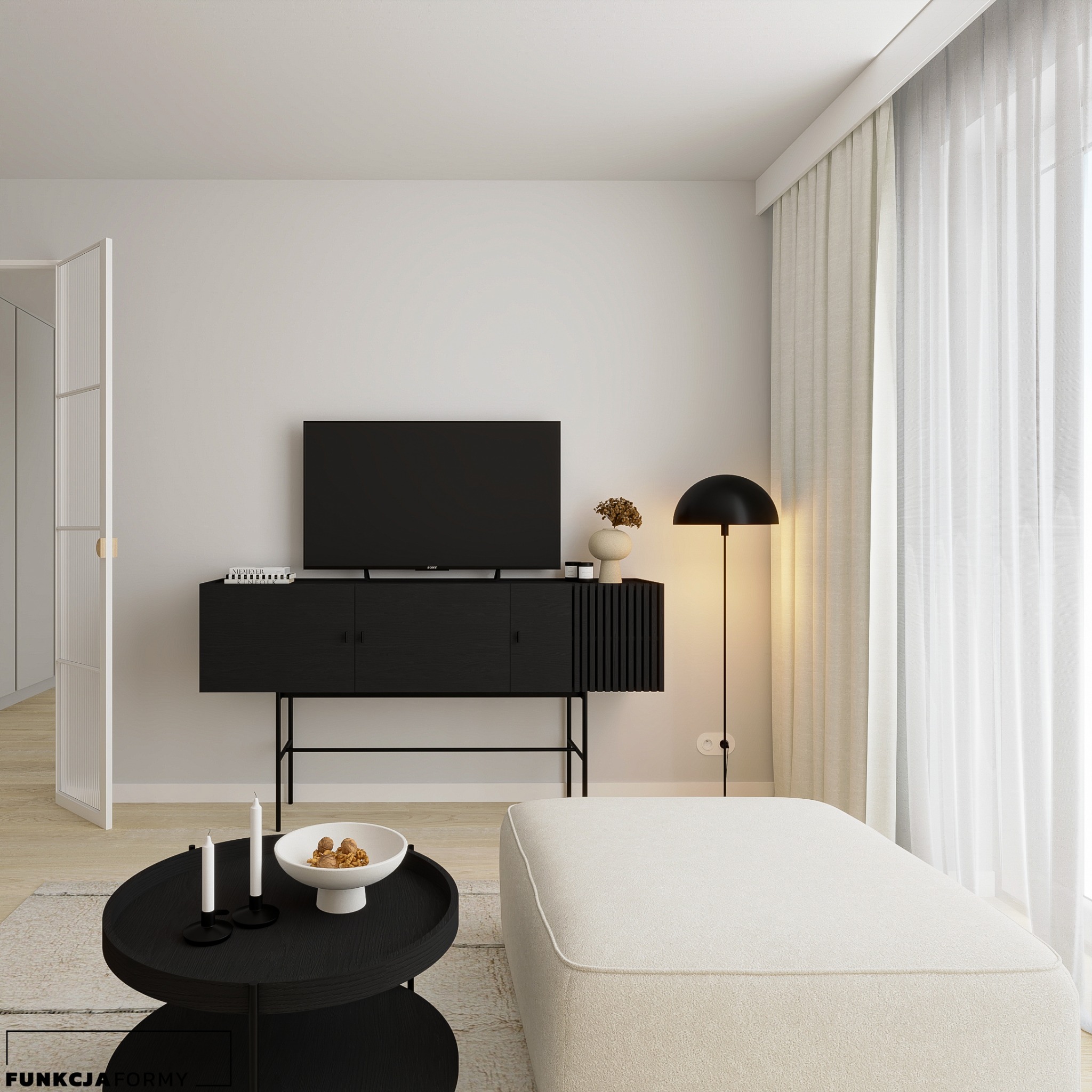 Minimalistyczny salon z czarną szafką RTV na metalowych nogach, telewizorem, okrągłym stolikiem kawowym z dekoracjami, beżową pufą i lampą podłogową, oświetlony naturalnym światłem przez zasłony.