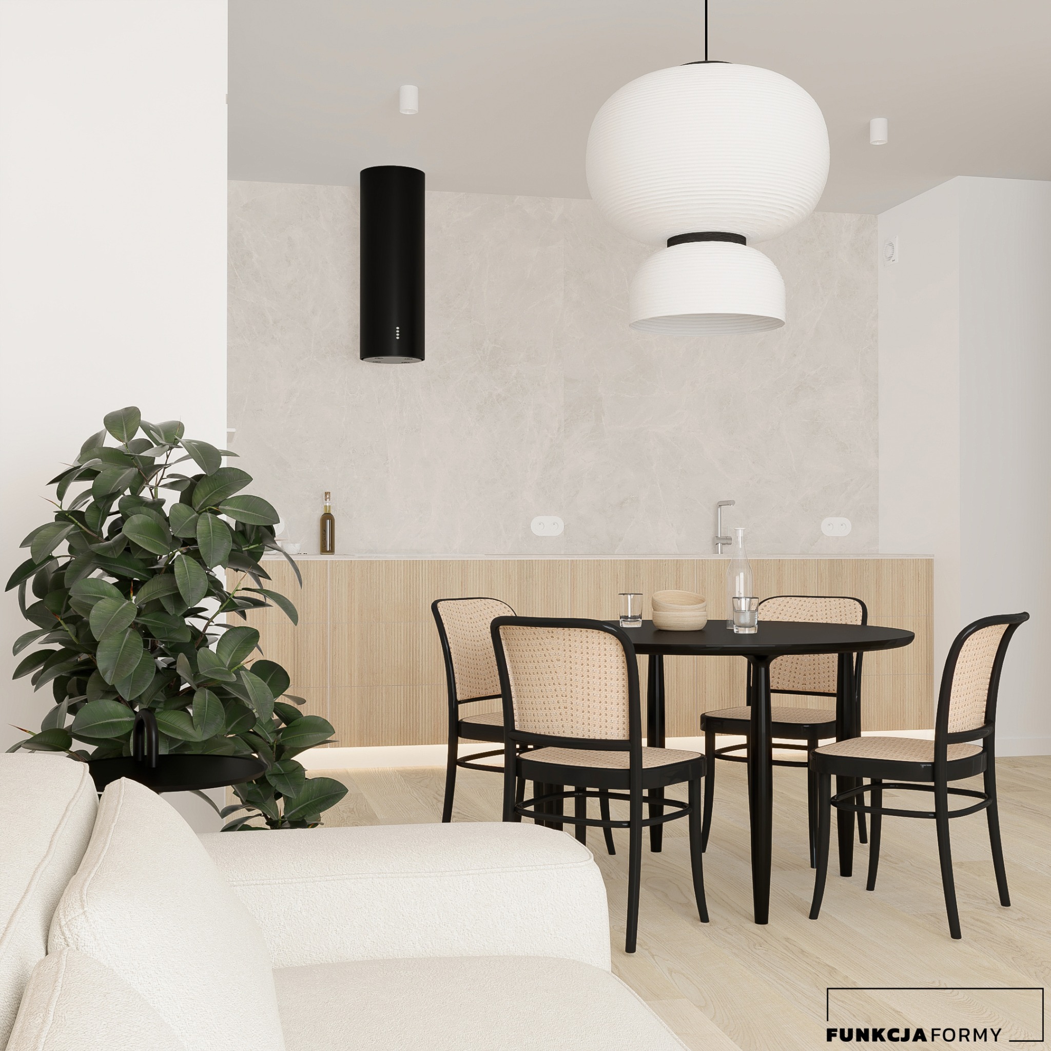 Jasne wnętrze mieszkania z okrągłym, czarnym stołem i czterema krzesłami z rattanowym siedziskiem, duża roślina doniczkowa obok białej sofy, minimalistyczna kuchnia w tle z drewnianymi szafkami...