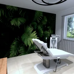 Wnętrze gabinetu kosmetycznego z białym fotelem zabiegowym, aparaturą kosmetyczną i ścianą z motywem paproci. Widoczne okno z żaluzjami i fragment szafki z rośliną w wazonie.