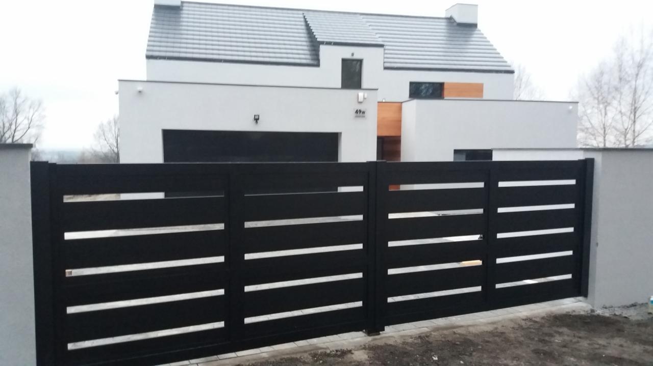 Nowoczesna, czarna brama metalowa z poziomymi, białymi prześwitami, na tle białego domu z szarym dachem i numerem 49. Minimalistyczny design, proste linie.