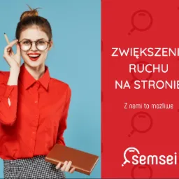 Uśmiechnięta kobieta w okularach, czerwonej koszuli i spódnicy w kratkę, trzymająca ołówek i notes, na tle reklamy 'Zwiększenie ruchu na stronie' z logo Semsei.