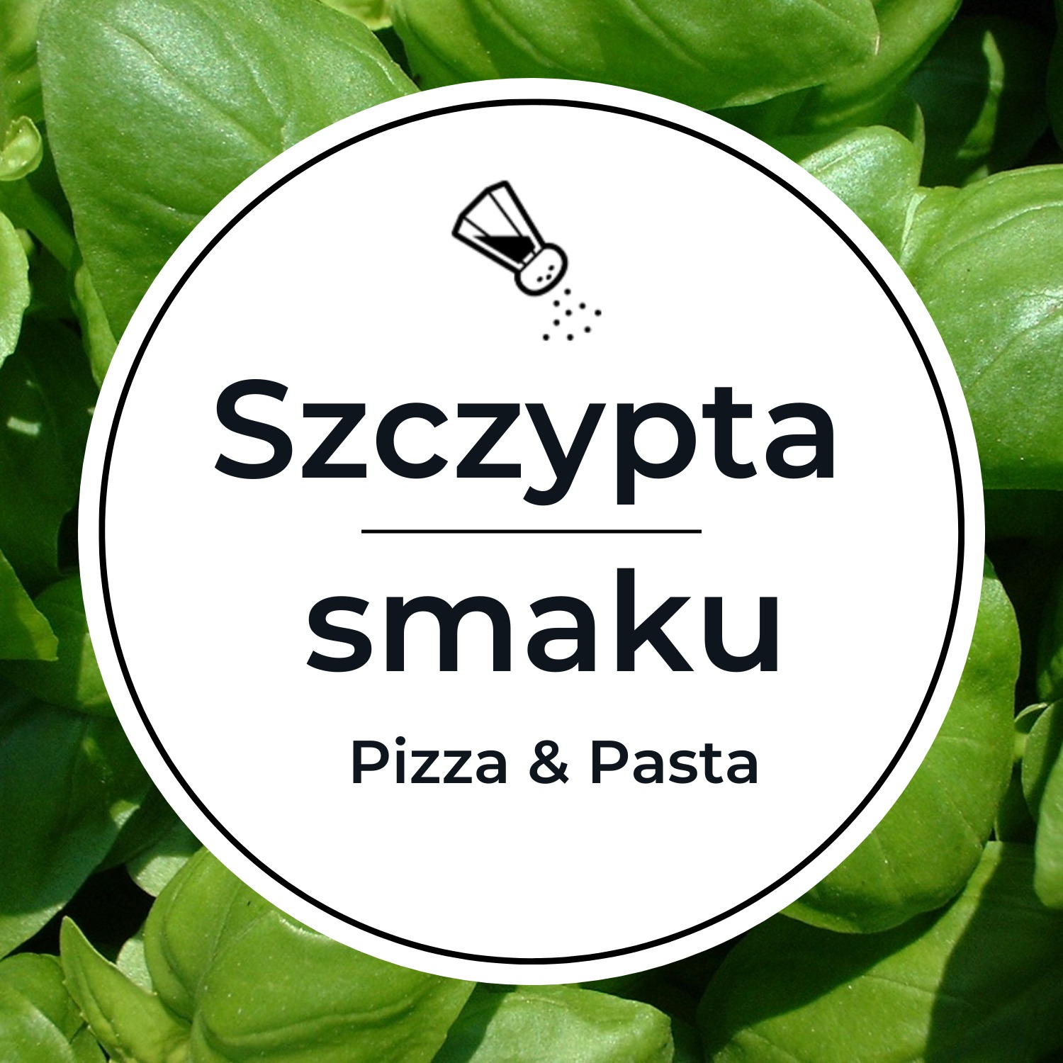 Logo 'Szczypta smaku Pizza & Pasta' na tle świeżych liści bazylii, z ikoną solniczki.