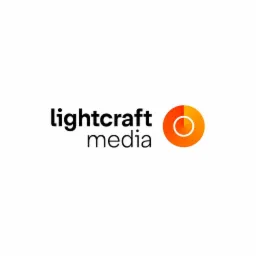 Logo firmy Lightcraft Media z czarnym napisem i pomarańczowym okręgiem z białym konturem na białym tle. Minimalistyczny design.