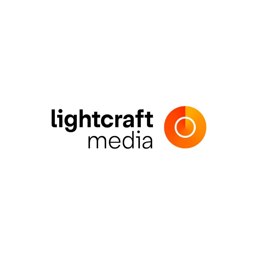 Logo firmy Lightcraft Media z czarnym napisem i pomarańczowym okręgiem z białym konturem na białym tle. Minimalistyczny design.