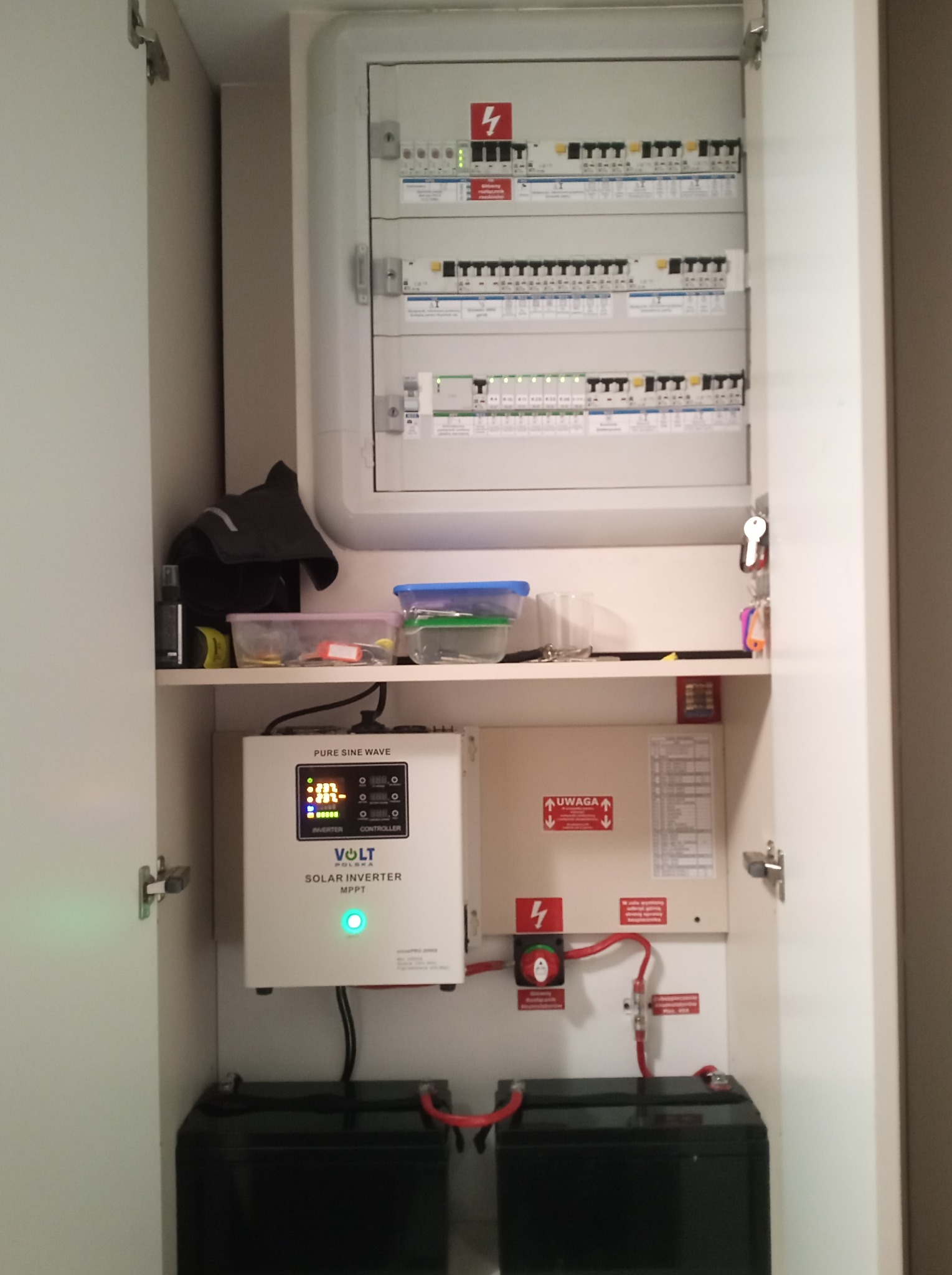 Rozdzielnica elektryczna z UPS i przełączaniem obwodów priorytetowych w szafie w Piasecznie, widoczne akumulatory, inwerter VOLT Polska i zabezpieczenia.
