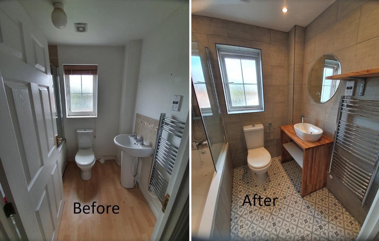 Porównanie stanu łazienki przed i po remoncie: od surowego wnętrza z drewnianą podłogą i standardową armaturą do nowoczesnej aranżacji z szarymi płytkami, ozdobną podłogą i drewnianą szafką...
