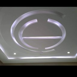 Lubalife - Dekoracyjny sufit podwieszany z oświetleniem LED w kształcie okręgów i prostych linii, punktowe oświetlenie w rogach.