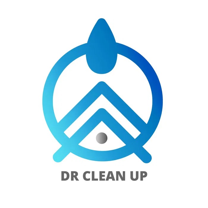 Logo firmy 'DR CLEAN UP' przedstawiające stylizowaną kroplę wody nad dwoma strzałkami w okręgu, z gradientem koloru niebieskiego.