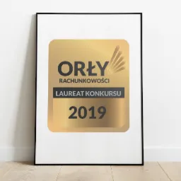 Oprawiony certyfikat 'Orły Rachunkowości - Laureat Konkursu 2019' wiszący na białej ścianie nad drewnianą podłogą.