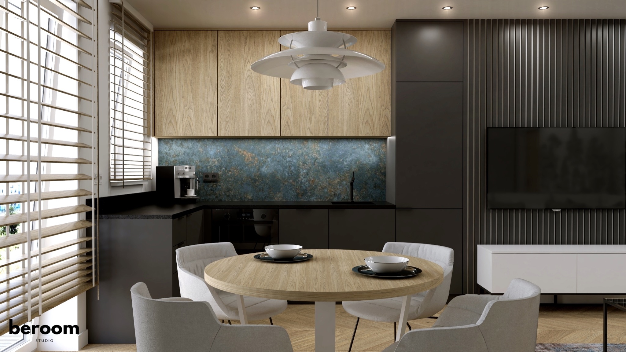 Nowoczesna kuchnia z jadalnią: okrągły stół z jasnego drewna, szare krzesła, zabudowa kuchenna z drewnianymi frontami i ciemnoniebieskim backsplash'em, designerska lampa wisząca, żaluzje drewniane...