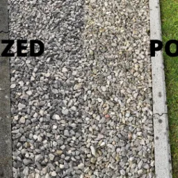 Porównanie stanu nawierzchni z kamienia ozdobnego przed i po czyszczeniu, widoczne różnice w kolorze i czystości kamieni, oddzielone betonową obwódką i trawnikiem.