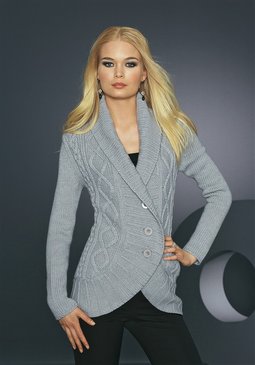 Blond modelka w szarym, dzierganym kardiganie z dużym kołnierzem i dwoma guzikami, pozująca na ciemnoszarym tle z abstrakcyjnym elementem dekoracyjnym.