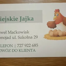Wizytówka z ilustracją kury i stertą jasnych produktów rolnych, oferująca dostawę do klienta.