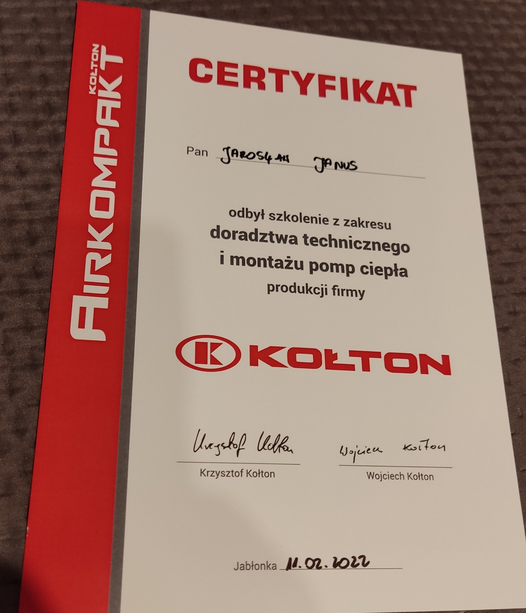 Certyfikat firmy Kolton Airkompakt potwierdzający odbycie szkolenia z zakresu doradztwa technicznego i montażu pomp ciepła przez pana Jarosława Janusa, podpisany przez Krzysztofa i Wojciecha Kołton...