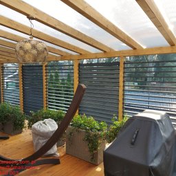 Zadaszenie z drewna klejonego BSH, dach pokryty poliwęglanem komorowym 16 mm. Ścianki z ruchomych deseczek. 