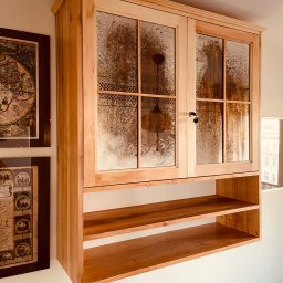 Kowadu Pracownia Sztuki Rzemiosła - Szafka z drewna olchowego, wykańczana lustrem postarzanym.