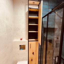 Kowadu Pracownia Sztuki Rzemiosła - Szafka na stalowym stelarzu, wykańczana drewnem jaworowym uzupełnianym żywicą epoksydową.