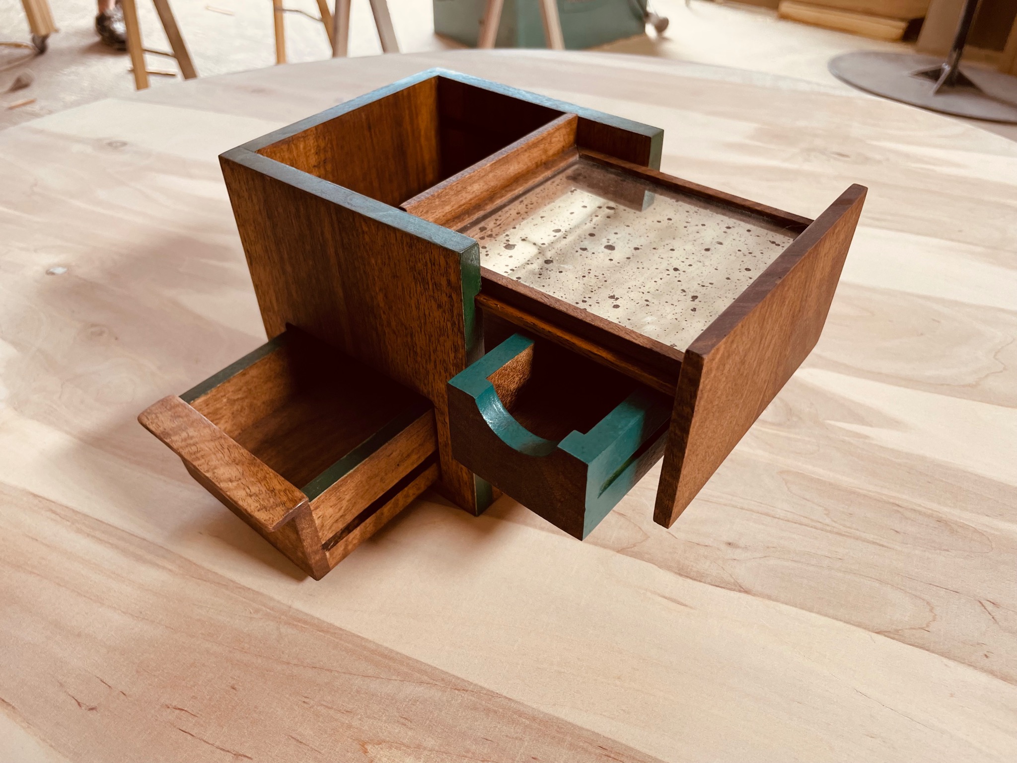 Szkatułka z drewna orzechowego, wykańczana lustrem postarzanym.