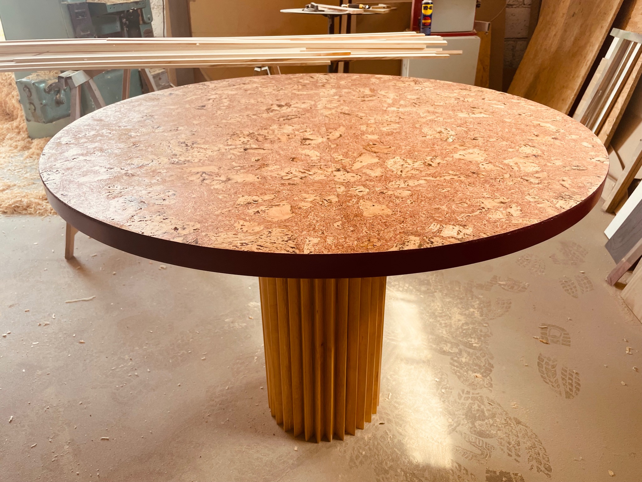 Stół na żłobionej nodze, wykańczany korkiem.