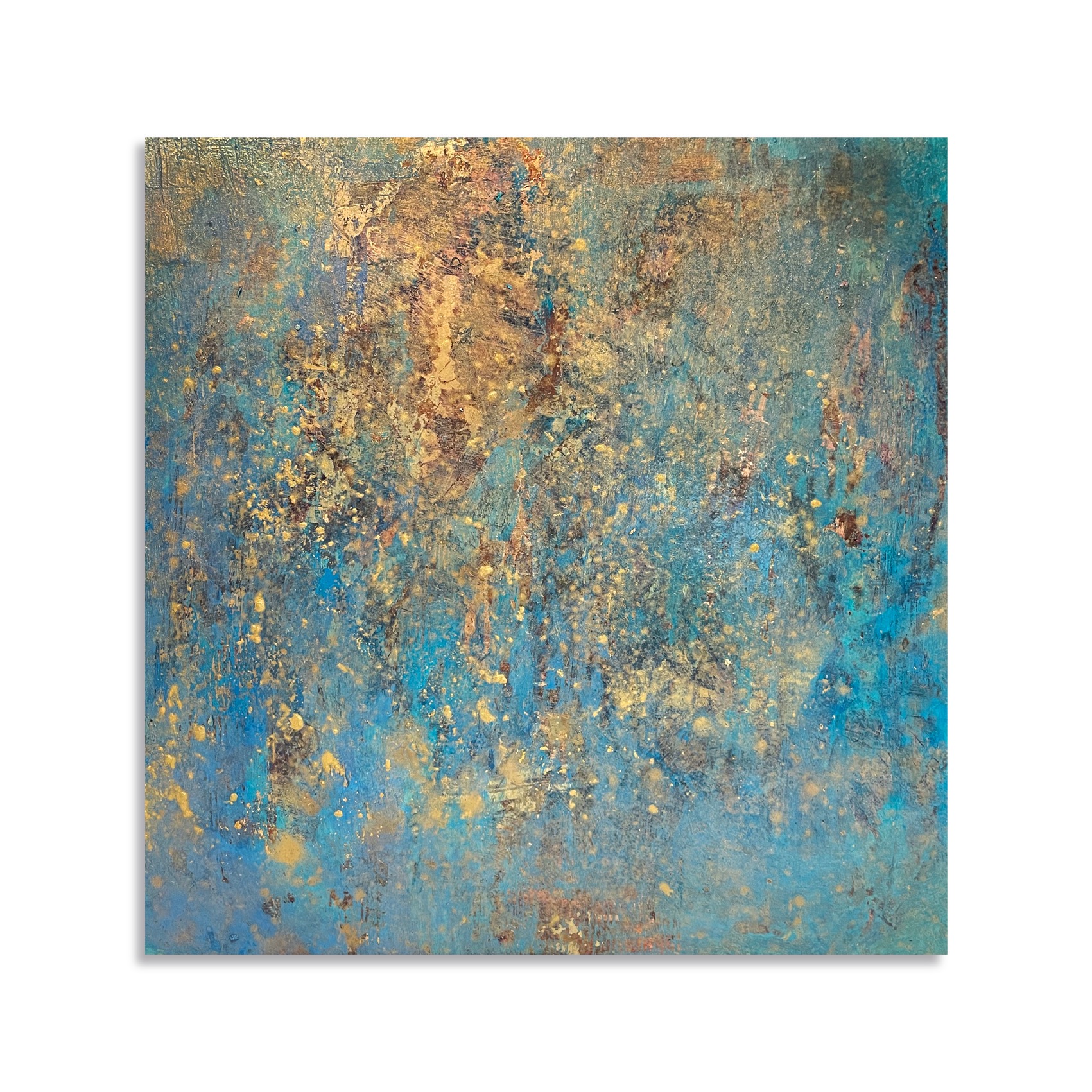 Abstrakcyjna faktura malarska w odcieniach błękitu i złota z wyraźnymi śladami pędzla i drobnymi plamkami farby, imitująca efekt starego, zniszczonego muru.