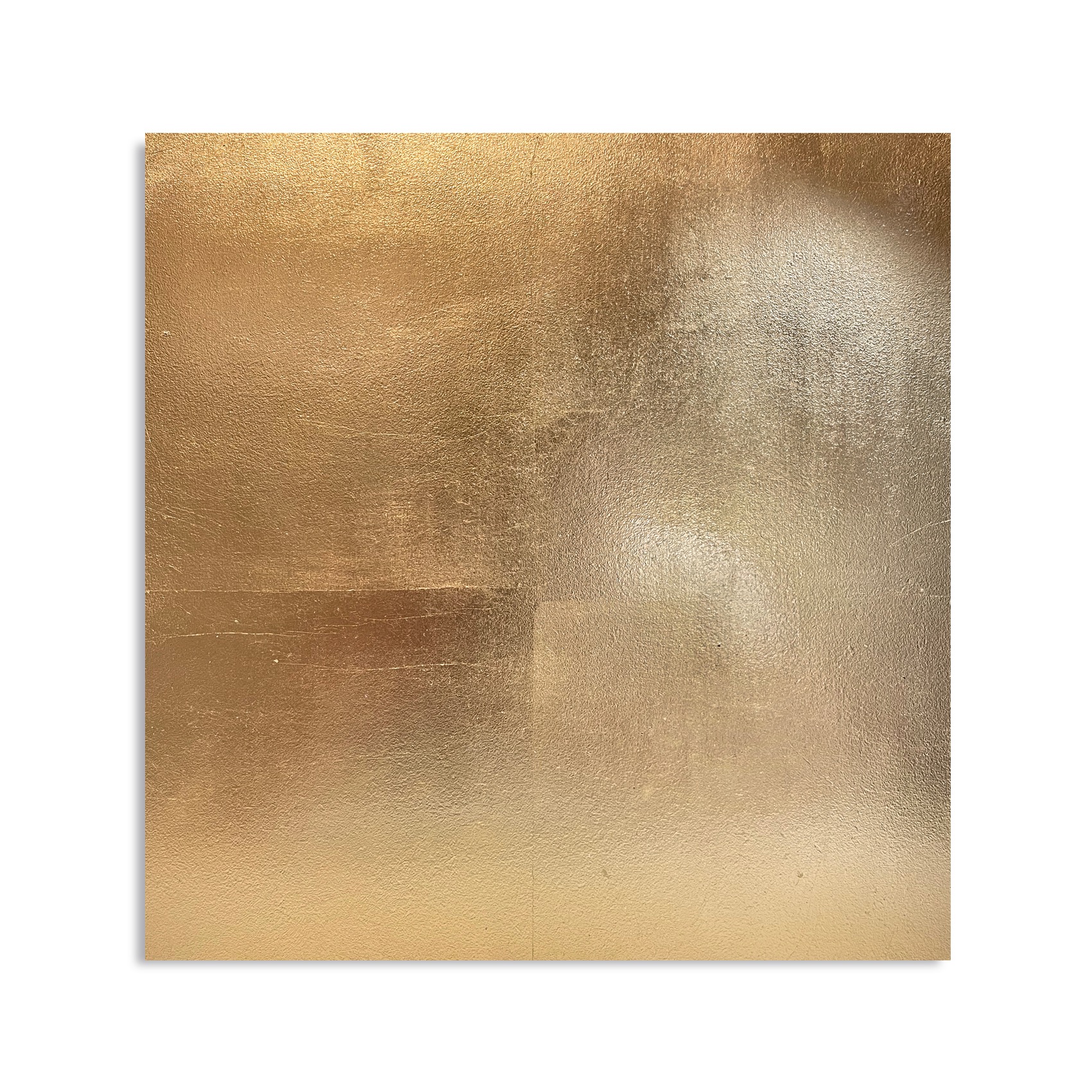 Błyszcząca, złota powierzchnia z widocznymi śladami polerowania i łączeniami arkuszy, ukazująca fakturę materiału.