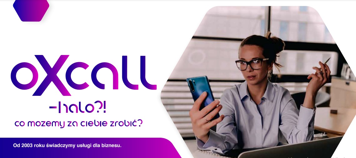 Kobieta w okularach robiąca wideokonferencję na smartfonie, siedząc przy biurku z laptopem w jasnym biurze. W tle logo firmy Oxcall.