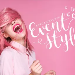 Kobieta z różowymi włosami odchylona do tyłu, z otwartymi ustami, na różowym tle, obok napis 'Kinga Graczyk Event style' z serduszkami.