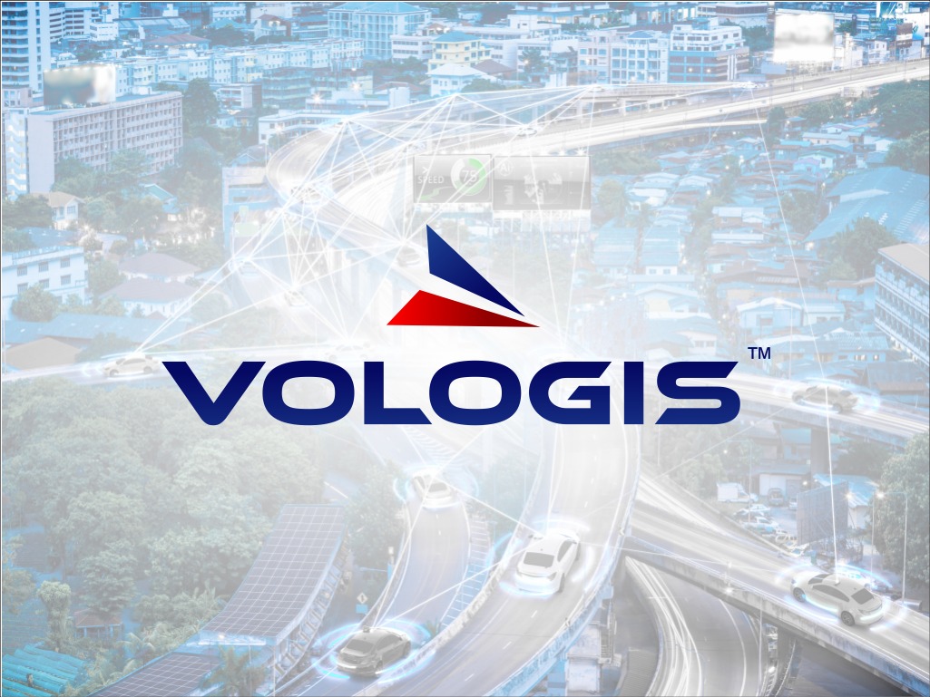 Logo firmy Vologis w kolorach niebieskim i czerwonym, umieszczone na tle miejskiego pejzażu z drogami i samochodami, z subtelną siatką połączeń wizualizującą sieć.