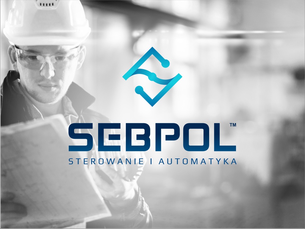 Inżynier w kasku i okularach ochronnych analizuje schemat na tle logo firmy SEBPOL z branży sterowania i automatyki.