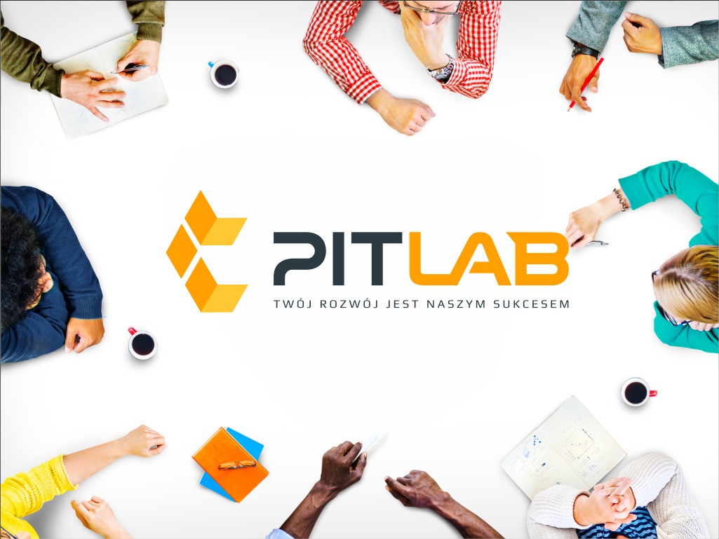 Zespół kreatywny przy białym stole z logo PITLAB, notatnikami, długopisami i filiżankami kawy, widok z góry.