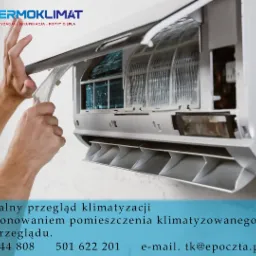 Filtr powietrza wyjmowany z klimatyzatora ściennego podczas serwisu, widoczne logo firmy Thermoklimat w rogu. Na zdjęciu widnieje również przekreślony symbol wirusa.