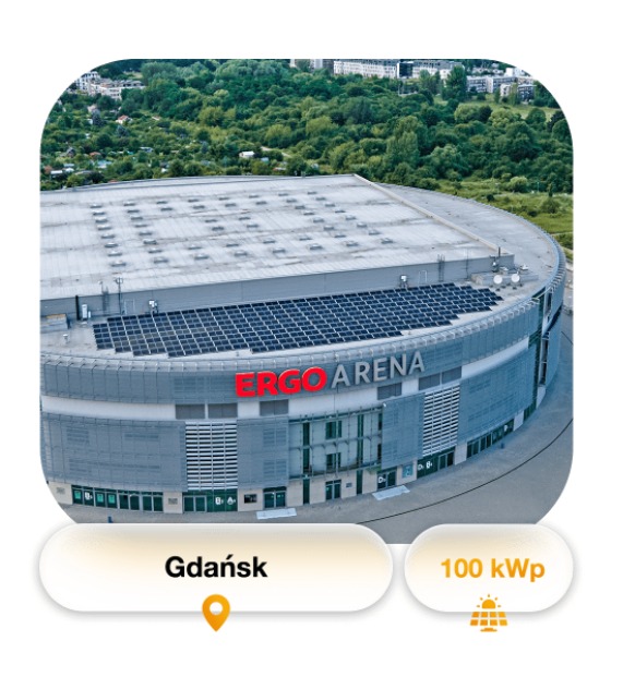Widok z góry na Ergo Arenę w Gdańsku z instalacją fotowoltaiczną na dachu, o mocy 100 kWp.