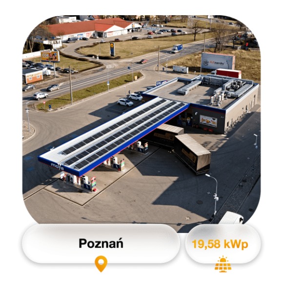 Widok z góry na stację paliw w Poznaniu z panelami słonecznymi zamontowanymi na zadaszeniu w miejscu dystrybutorów. W tle widoczny parking i budynek sklepu Lidl.