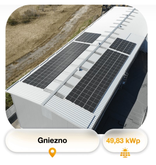 Instalacja paneli słonecznych na dachu hali w Gnieźnie, widok z góry, moc instalacji 49,83 kWp.