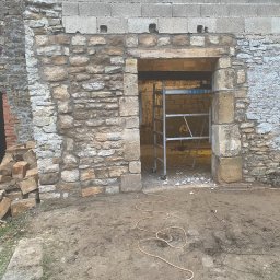Na zdjęciu widac przygotowane wejście pod okno tarasowe ze starego kamienia.Wszystko zostało zrobione z wizja naszego klienta.Kraj realizacji to Francja.