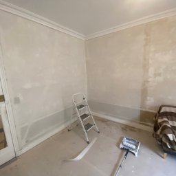 Marcin Stadniczenko Usługi Remontowo Budowlane - Położenie tapety z włóknem szklanym chroniące przed uszkodzeniami scian