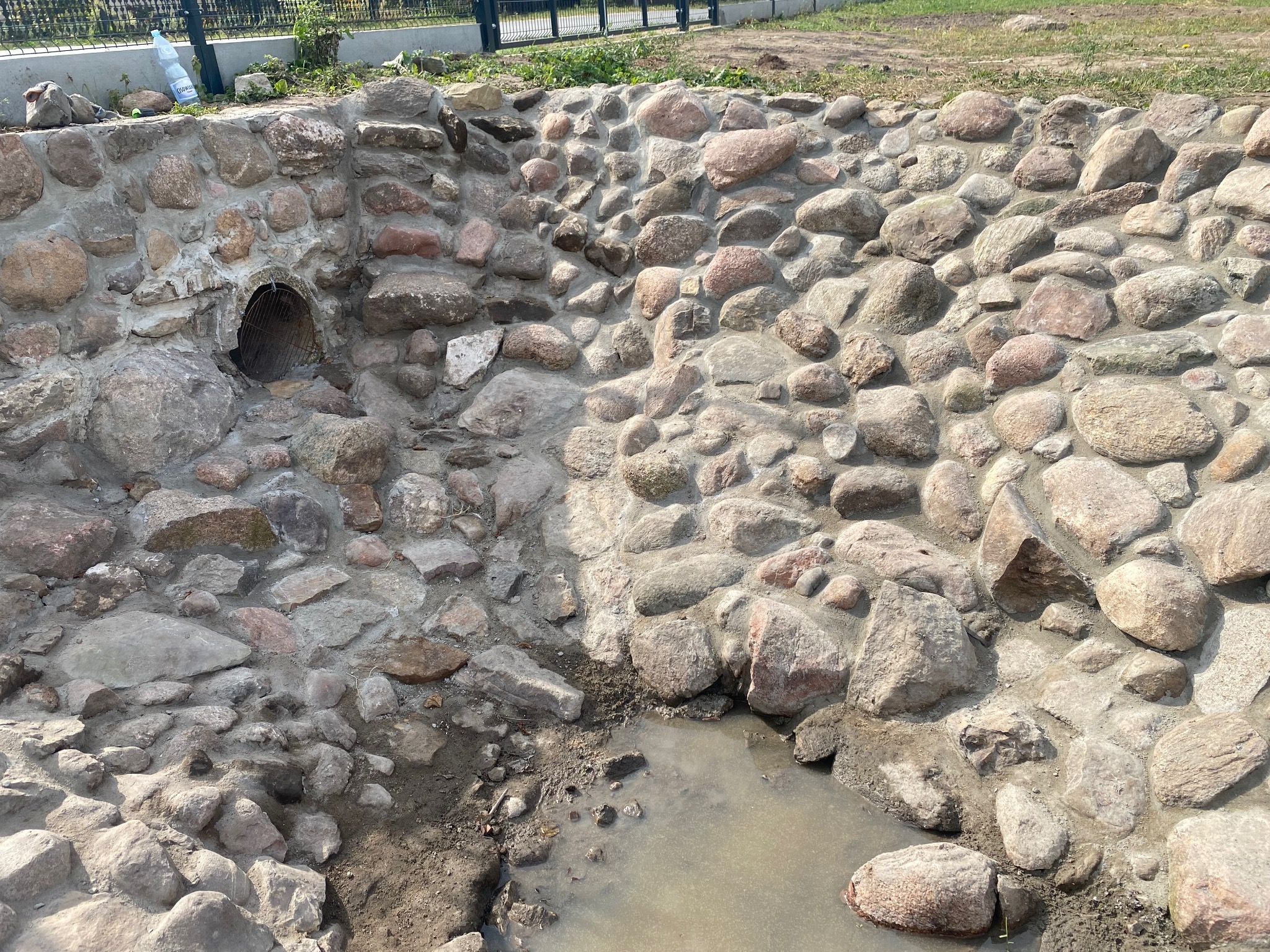 Wykładnie kamieniem polnym oczka wodnego na życzenie klienta